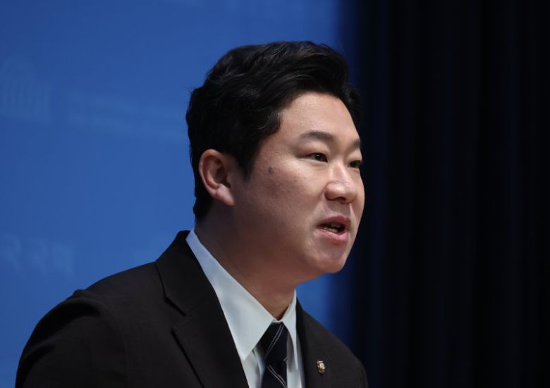 진종오 국민의힘 의원이 9일 서울 여의도 국회 소통관에서 '당원주권 확립위한 당헌 개정 비대위 요구' 기자회견을 하고 있다. 뉴시스