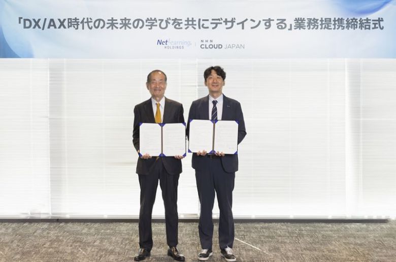 지난 8일 일본 도쿄 미나토구에 위치한 NHN 일본법인 사옥 ‘NHN아틀리에’에서 진행된 업무협약식에서 네트러닝 키시다 토오루 회장과 NHN 클라우드 김동훈 대표(오른쪽)가 기념촬영을 하고 있다. NHN클라우드 제공