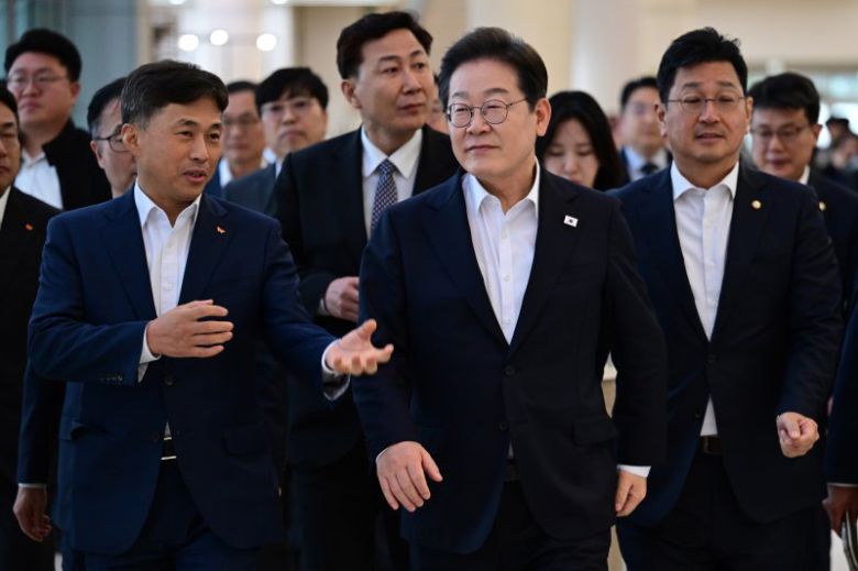 지난 4월 이재명 대통령(당시 더불어민주당 대선 후보)가 경기도 이천시 SK하이닉스 이천캠퍼스를 방문해 'K-반도체' AI메모리반도체 기업 간담회를 개최했다. 이 대통령이 곽노정 SK하이닉스 사장과 대화하며 이동하고 있다. /사진=뉴스1