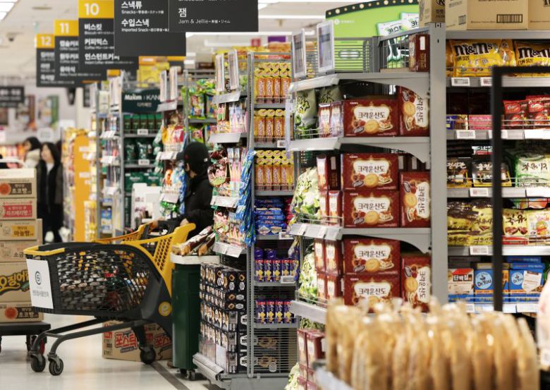 서울 용산구 이마트 용산점에서 장을 보는 고객들. 사진=뉴스1