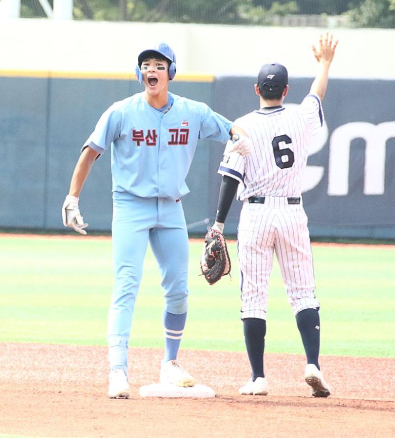 부산고 2학년 하현승이 지난 8일 목동야구장에서 펼쳐진 서울고전에서 선제 2타점 2루타를 때려낸 직후 2루에서 포효하고 있다. 사진=전상일 기자