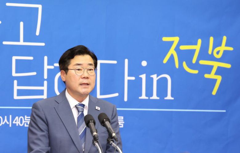 더불어민주당 당대표 선거에 출마한 박찬대 의원이 8일 전북 전주시 전북특별자치도의회 브리핑룸에서 열린 기자회견에서 질의에 답변하고 있다. /사진=뉴스1