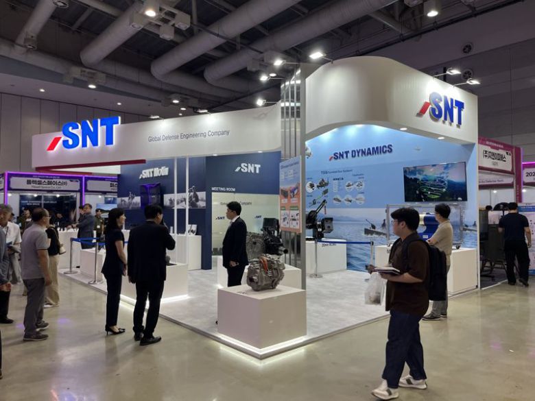 SNT다이내믹스와 SNT모티브가 '2025 방위산업 부품·소재 장비대전'에 참가해 방위산업 핵심부품과 차세대 방산기술을 선보이고 있다. SNT다이내믹스 제공