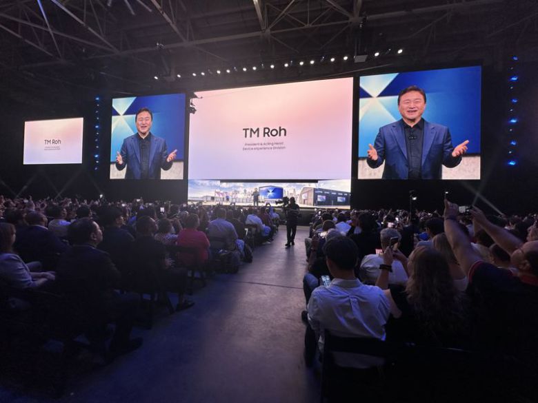 삼성전자 DX부문장 직무대행 노태문 사장이 9일(현지시간) 미국 뉴욕 브루클린에 위치한 듀갈 그린하우스에서 개최된 '갤럭시 언팩 2025'에서 기조 연설을 하고 있다. 사진=홍창기 기자