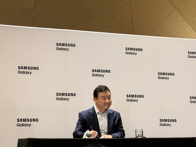 삼성전자 DX부문장 직무대행 노태문 사장이 9일(현지시간) 미국 뉴욕 브루클린에서 개최된 '삼성 갤럭시 언팩 2025' 행사 후 열린 기자간담회에서 질문을 경청하고 있다. 사진=홍창기 기자