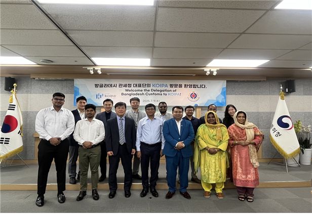 9일 방글라데시 관세청 소속 세관장, 과장, 사무관 등 10명이 한국지식재산보호원을 방문해 기념촬영을 하고 있다. 한국지식재산보호원제공