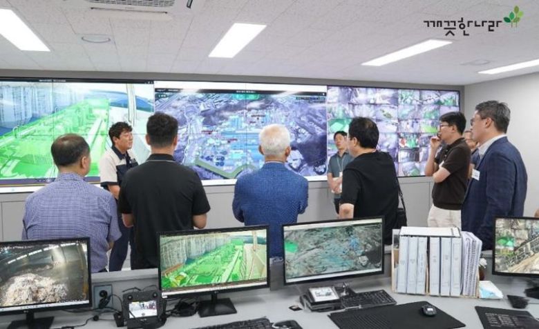 지난 9일 한국제지연합회 회원사 임직원들이 깨끗한나라 청주공장을 방문한 모습. 깨끗한나라 제공