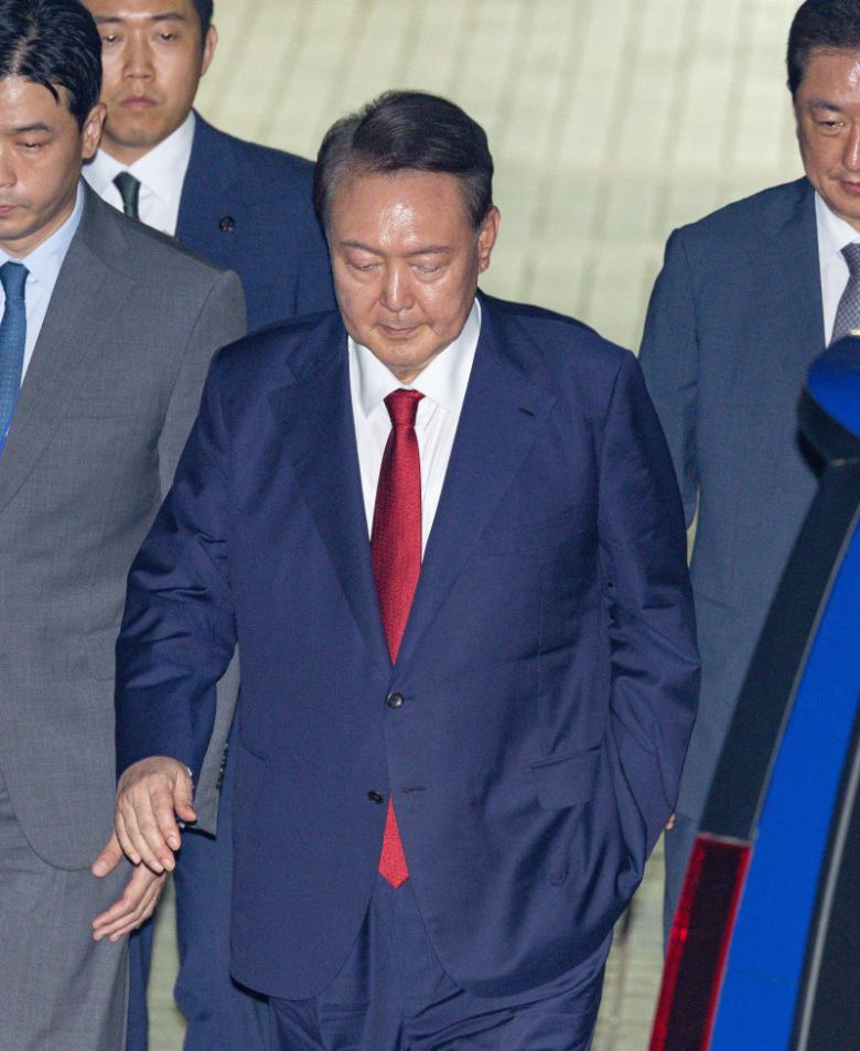 윤석열 전 대통령이 9일 서울 서초구 서울중앙지법에서 열린 직권남용 등 혐의 영장실질심사(구속 전 피의자 심문)를 마친 뒤 대기 장소인 서울구치소로 이동하기 위해 법원을 나서고 있다. 뉴시스