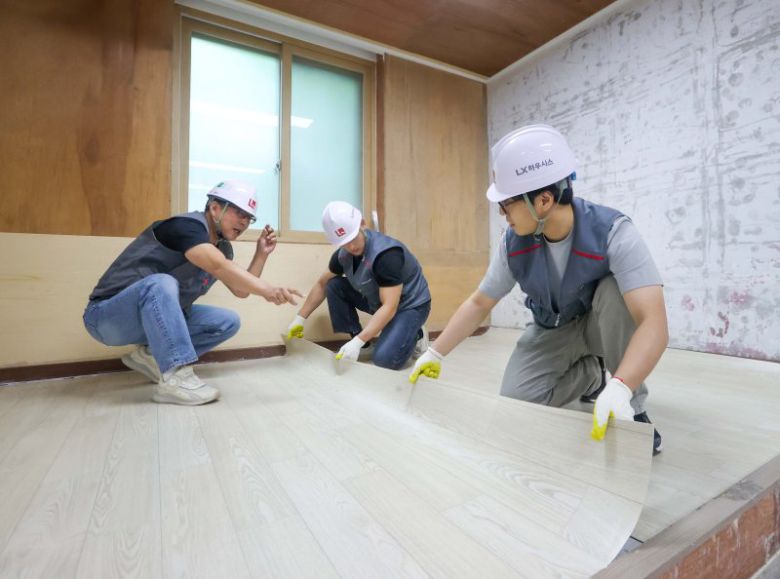 경기 평택 'LX지인 인테리어 아카데미'에서 수강생들이 시트 바닥재 시공 실습을 진행하고 있다. LX하우시스 제공