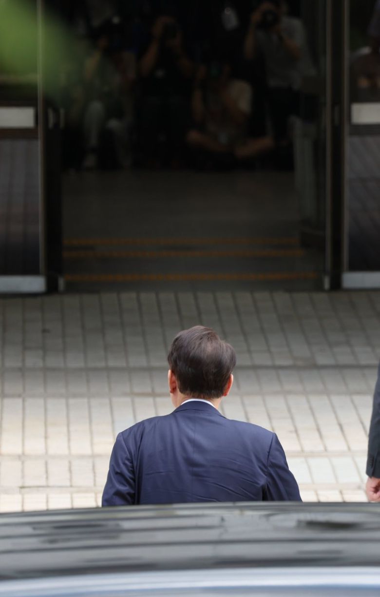 12·3 비상계엄과 관련해 내란 혐의를 받는 윤석열 전 대통령이 9일 서울 서초구 서울중앙지법에서 열린 영장실질심사에 출석하고 있다. /사진=뉴스1