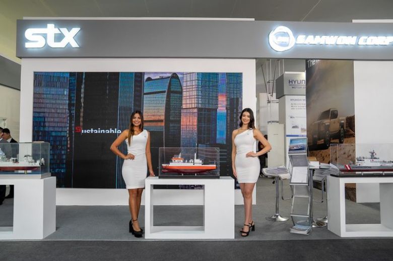 STX 모델들이 지난 4월 페루 리마에서 열린 중남미 최대 규모 방산 전시회 'SITDEF 2025' STX 전시장 앞에서 포즈를 취하고 있다. STX 제공                                    페루 국영 시마조선소(SIMA)와 STX 관계자들이 올해 1월 페루 침부테 소재 조선소에서 해상 경비함 2척 진수식에 참가해 기념촬영을 하고 있다. 시마조선소 제공