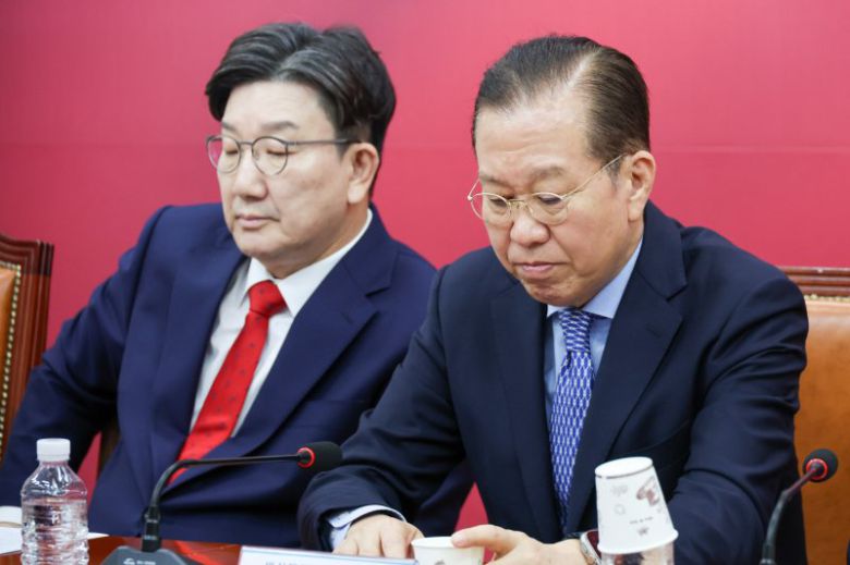 권영세 국민의힘 비상대책위원장(오른쪽)과 권성동 원내대표가 8일 오전 서울 여의도 국회에서 열린 비상대책위원회의에서 굳은 표정을 짓고 있다. 2025.5.8/뉴스1