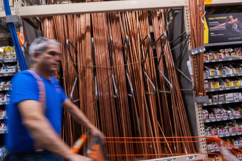 9일(현지시간) 미국 뉴욕의 인테리어 상점에 구리관들이 전시되어 있다.AFP연합뉴스