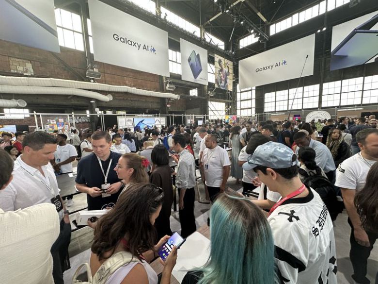 관람객들이 9일(현지시간) 미국 뉴욕 브루클린에 위치한 듀갈 그린하우스에서 개최된 하반기 '갤럭시 언팩 2025' '갤럭시 Z 폴드7' 체험존에서 갤럭시 Z 7시리즈를 살펴보고 있다. 사진=홍창기 기자                                    관람객들이 9일(현지시간) 미국 뉴욕 브루클린에 위치한 듀갈 그린하우스에서 개최된 하반기 '갤럭시 언팩 2025' '갤럭시 Z 폴드7' 체험존에서 갤럭시 Z 7시리즈를 살펴보고 있다. 사진=홍창기 기자