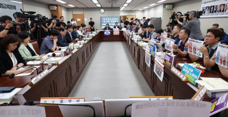 [세종=뉴시스] 강종민 기자 = 10일 세종시 정부세종청사에서 열린 최저임금위원회 제12회 전원회의에서 근로자 위원이 윤석열 정부와 이재명 정부의 최저임금인상율이 적인 피켓을 들어보이고 있다. 2024.07.10. ppkjm@newsis.com /사진=뉴시스