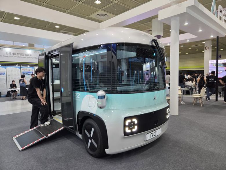 오토노머스에이투지가 자체 개발한 4단계 자율주행 차량 로이가 행사장에 전시된 모습. 박경호 기자