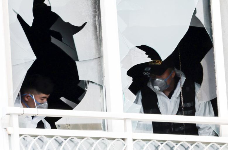 부모가 집을 비운 사이 발생한 화재로 8·6세 자매가 숨진 가운데 3일 오전 부산 기장군의 한 아파트 6층 화재현장에서 경찰, 소방, 국립과학수사연구원 등이 합동 감식을 벌이고 있다. 2025.07.03. /사진=뉴시스