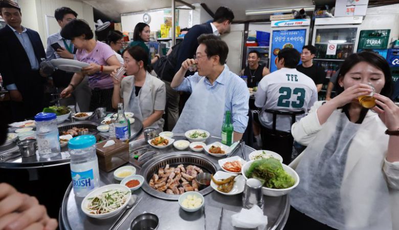 이재명 대통령의 외식 (서울=연합뉴스) 홍해인 기자 = 이재명 대통령이 11일 저녁 서울 광화문 인근 한식당에서 시민들과 식사하고 있다. 이 대통령은 식당을 찾기 전 SNS에 식사 계획을 알리며 "민생회복 소비쿠폰 정책이 내수 진작과 지역경제 활성화에 활력을 불어넣길 기대한다"고 밝혔다. 2025.7.11 hihong@yna.co.kr (끝)