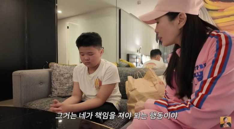 [서울=뉴시스] 9일 공개된 웹 예능 'A급 장영란'에서 방송인 장영란이 호텔 기물을 파손한 아들을 훈육했다. (사진=웹 예능 'A급 장영란' 화면 캡처) 2025.07.10