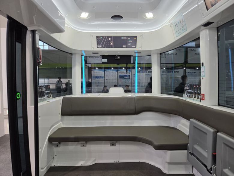 A2Z가 자체 개발한 4단계 자율주행 차량 로이 인테리어 모습이다. 박경호 기자