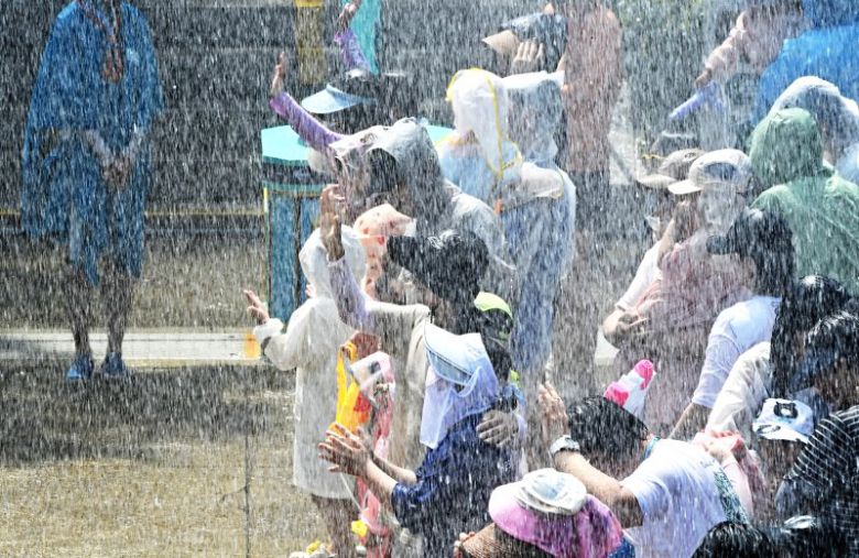 전국 대부분 지역에 폭염특보가 발효10지난 10일 경기 용인시 에버랜드 카니발 광장을 찾은 시민들이 여름축제 '슈팅 워터펀 시즌2'에서 물줄기를 맞으며 더위를 식히고 있다. 2025.07.10. /사진=뉴시스