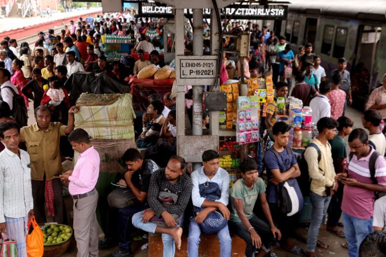 인도 콜카타의 힌 기차역에서 지난해 7월 11일 사람들이 기차를 기다리고 있다. EPA 연합뉴스