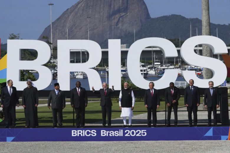 지난 6일(현지시간) 브라질 리우데자네이루에서 열린 제17차 브릭스(BRICS) 정상회의에 참석한 각국 정상들이 기념촬영을 하는 모습. AP뉴시스