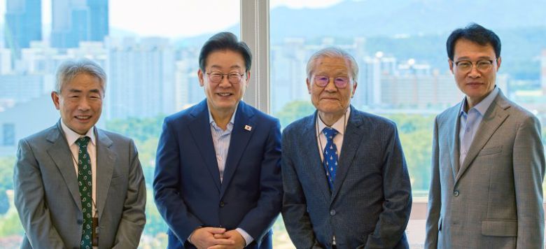 이재명 대통령이 지난 11일 서울 용산 대통령실 청사에서 열린 언론인 오찬 회동에서 참석자들과 함께 기념촬영을 하고 있다. 왼쪽부터 정규재 전 한국경제신문 주필, 이 대통령, 조갑제 전 월간조선 편집장, 이규연 홍보소통수석 대통령실 제공