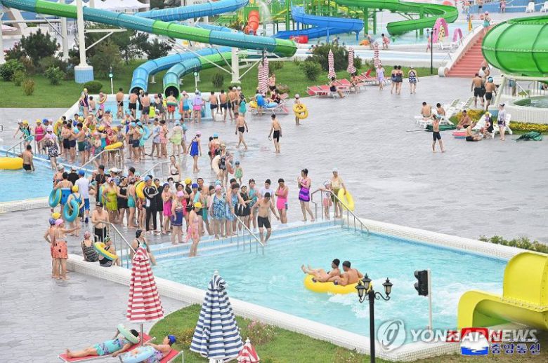 원산갈마 워터파크서 물놀이 하는 북한 주민들 연합뉴스
