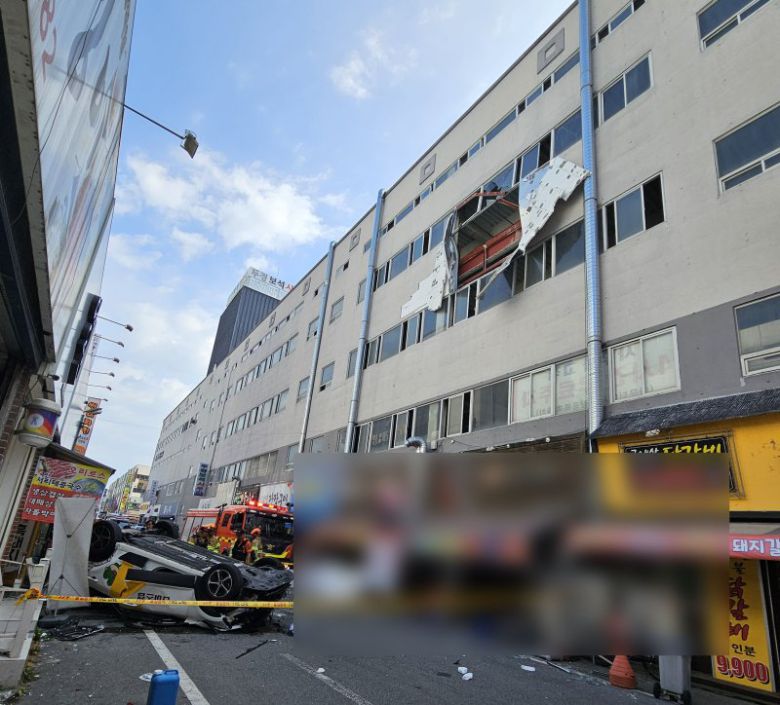 11일 오후 3시 25분쯤 광주 북구 일곡동의 한 주차타워 4층에서 택시가 추락해 소방당국이 수습하고 있다.(광주 북부소방 제공. 재판매 및 DB 금지) /사진=뉴스1