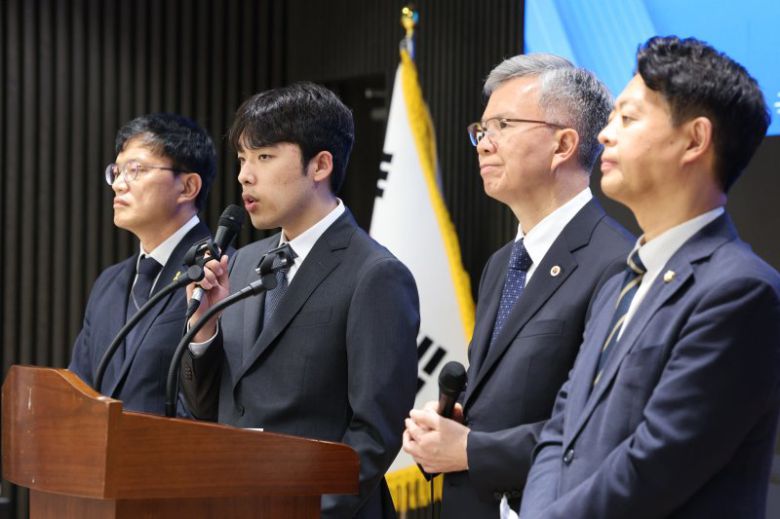 "의대 교육 정상화 위해 복귀" 이선우 대한의과대학·의학전문대학원학생협회 비상대책위원장이 지난 12일 서울 용산구 대한의사협회에서 '의과대학 교육 정상화를 위한 공동 성명서'를 발표하고 있다. 왼쪽부터 박주민 국회 보건복지위원장, 이 비대위원장, 김택우 대한의사협회장, 김영호 국회 교육위원장. 뉴스1