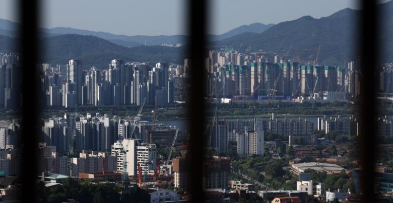서울 남산에서 강남 지역의 아파트 단지가 내려다보이고 있다. 뉴시스