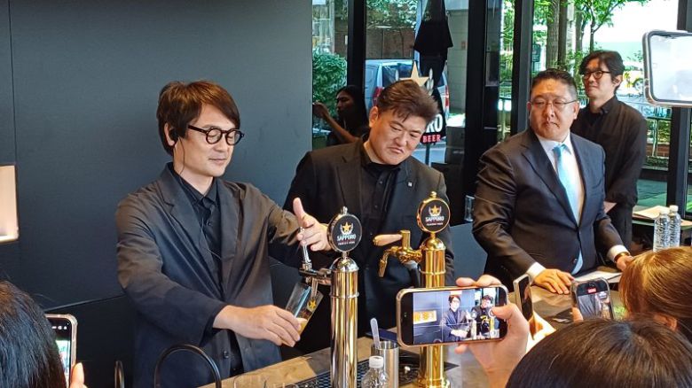 지난 11일 서울 성수동 삿포로 프리미엄 비어스탠드에서 타나베 토시히로 삿포로 맥주 매니저(왼쪽 첫번째)가 생맥주를 직접 따르고 있다. 사진=이환주 기자