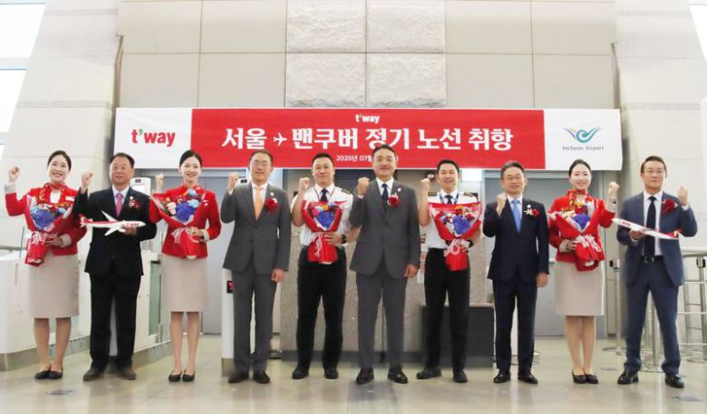 지난 12일 인천국제공항에서 이상윤 티웨이항공 대표이사(왼쪽에서 여섯 번째), 신동익 인천국제공항공사 허브화전략처장(오른쪽에서 세 번째), 서동빈 티웨이항공 경영지원 총괄임원(왼쪽에서 네 번째), 황영조 티웨이항공 여객지원 담당임원(왼쪽에서 두 번째), 조병태 티웨이항공 인천지점장(오른쪽에서 첫 번째)이 임직원들과 함께 인천-밴쿠버 노선 신규 취항식을 진행하고 포즈를 취하고 있다. 티웨이항공 제공