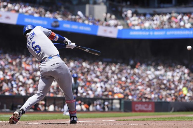 LA 다저스의 김혜성이 12일(현지 시간) 미 캘리포니아주 샌프란시스코 오라클 파크에서 열린 2025 메이저리그 샌프란시스코 자이언츠와의 경기 6회 초 1타점 결승 적시타를 치고 있다. 김혜성은 4타수 1안타 1타점 2삼진을 기록했고 다저스는 2-1로 승리했다.뉴시스