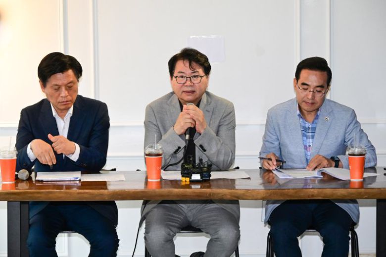 조승래 국정기획위원회 대변인, 이한주 국정위 위원장, 박홍근 국정위 기획분과장(왼쪽부터)이 13일 서울 종로구 자하문로 한 카페에서 열린 출입기자 간담회에서 발언하고 있다. 뉴시스