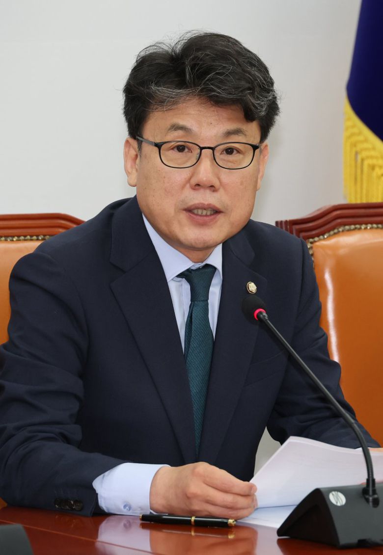 더불어민주당 진성준 정책위의장이 지난 8일 서울 여의도 국회에서 열린 더불어민주당 원내대책회의에서 발언하고 있다. 연합뉴스