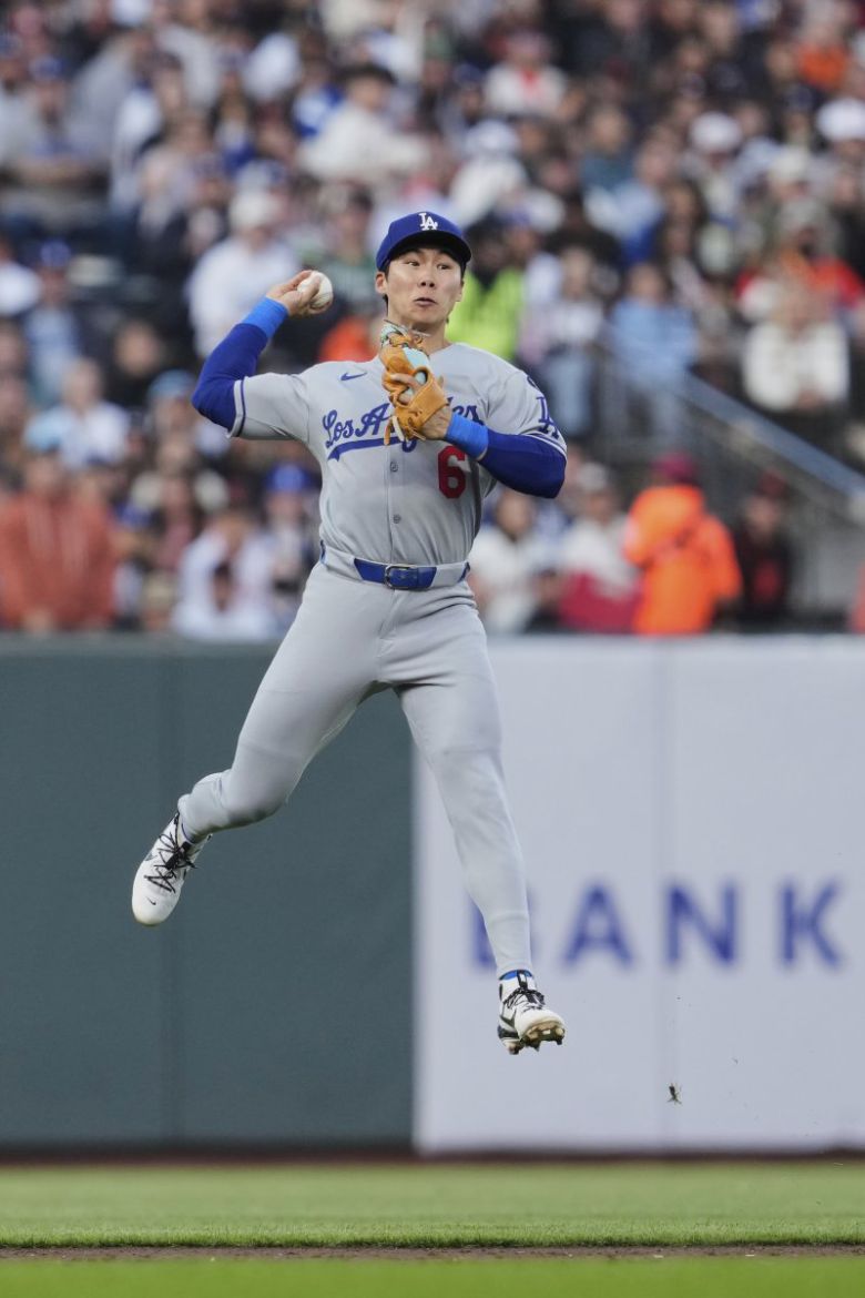 LA 다저스 2루수 김혜성이 11일(현지 시간) 미 캘리포니아주 샌프란시스코 오라클 파크에서 열린 2025 메이저리그 샌프란시스코 자이언츠와의 경기 2회 말 수비하고 있다. 김혜성은 3회 초 선두 타자로 나와 우전 안타와 도루를 기록했고 이어 오타니 쇼헤이의 2점 홈런(시즌 32호)으로 홈을 밟았다.뉴시스