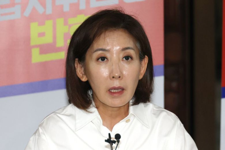 (서울=뉴스1) 이광호 기자 = 나경원 국민의힘 의원이 2일 오전 서울 여의도 국회 로텐더홀에서 향후 대여 견제 행동계획 등을 밝히는 기자회견을 하고 있다. 나 의원은 지난달 27일 부터 김민석 국무총리 후보자 지명 철회와 여당의 법제사법위원장직 반환 등을 촉구하며 국회 로텐더홀에서 숙식 농성을 하고 있다. 2025.7.2/뉴스1 /사진=뉴스1화상