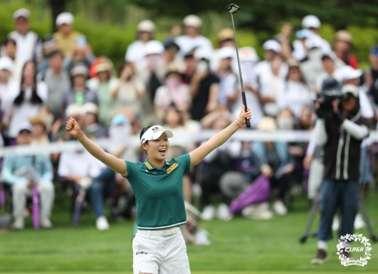 13일 강원도 정선에서 열린 2025 하이원리조트 오픈에서 우승자 방신실이 18번홀 직후 우승이 확정되자 환호하고 있다. KLPGA 제공