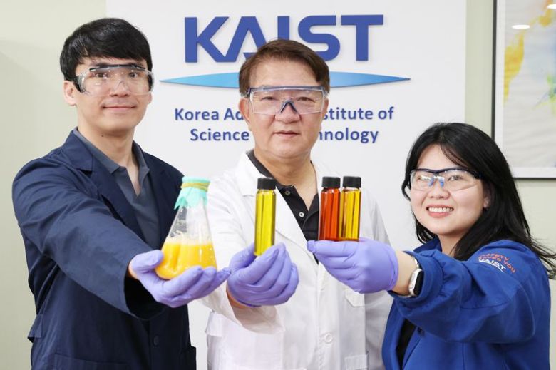 KAIST 생명화학공학과 이상엽 특훈교수 연구팀의 은현민 박사과정, 이상엽 특훈교수, 신디 박사(왼쪽부터)가 기념촬영하고 있는 모습. KAIST 제공