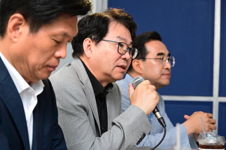 이한주 국정기획위원장이 13일 서울 종로구 자하문로 한 카페에서 열린 출입기자 간담회에서 발언하고 있다. 왼쪽은 조승래 대변인, 오른쪽은 박홍근 기획분과장.사진=뉴시스화상