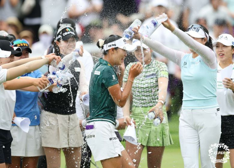 13일 강원도 정선에서 열린 2025 하이원리조트 오픈에서 우승자 방신실이 동료들로부터 물세례를 받고 있다. KLPGA 제공