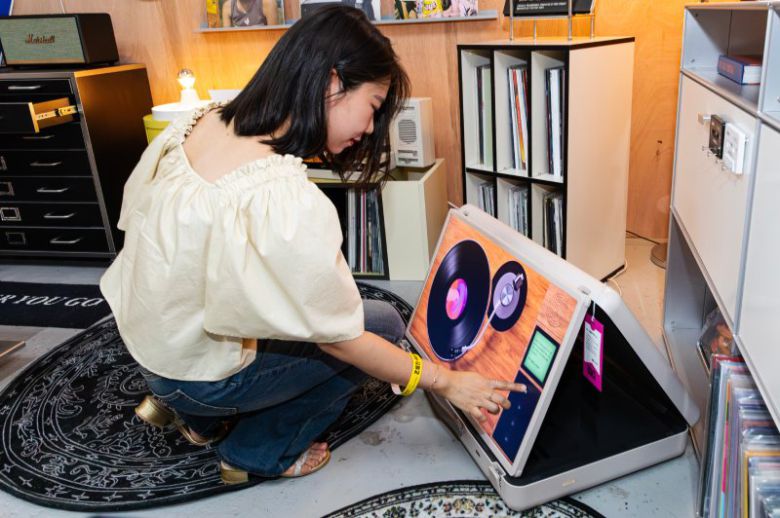 지난 12일 LG전자 팝업스토어 '라이프집 집들이'에서 고객이 LG 스탠바이미 Go를 체험하고 있다. LG전자 제공