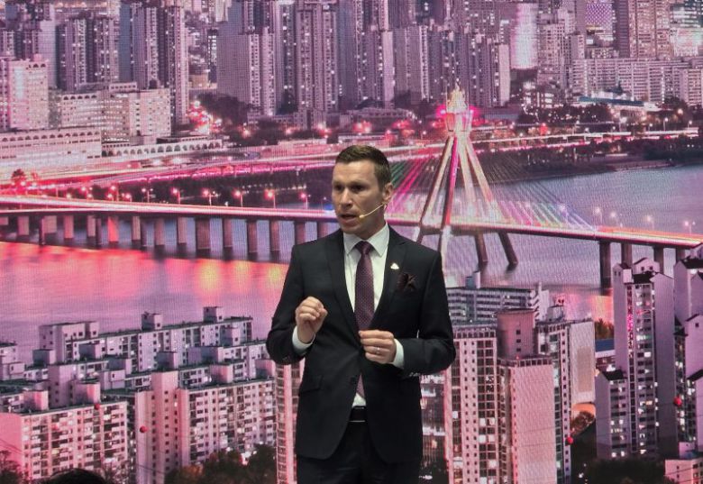 마티아스 바이틀 메르세데스-벤츠코리아 대표이사 사장.                                      한옥과 한복의 미를 담은 마이바흐 브랜드센터 외관 모습.                                      마이바흐 차량이 전시된 마이바흐 브랜드센터 1층 모습. 사진=박경호 기자·메르세데스-벤츠코리아 제공