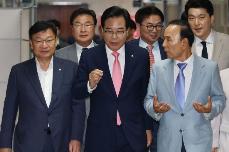 송언석 국민의힘 비상대책위원장 겸 원내대표가 14일 오전 서울 여의도 국회에서 열린 비상대책위원회의에 참석하고 있다. 뉴스1