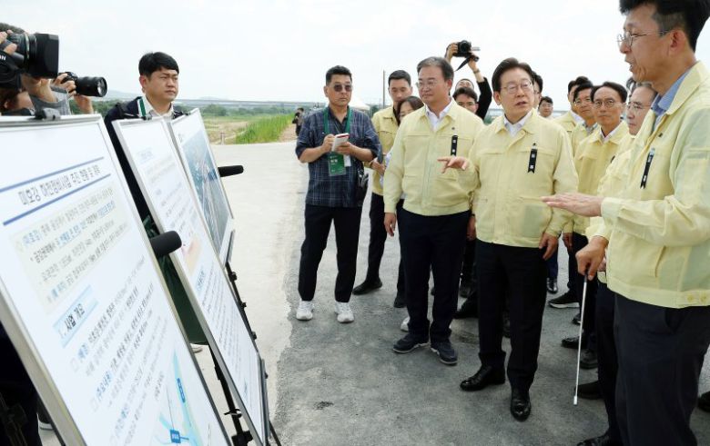 [청주=뉴시스] 고범준 기자 =이재명 대통령이 14일 충북 청주시 흥덕구 오송읍 궁평2지하차도를 방문해 미호강 신규제방 현황 브리핑을 청취하고 있다. 오송 지하차도 참사는 지난 2023년 7월15일 청주 흥덕구 오송읍 궁평2지하차도가 인근 미호강 범람으로 침수되면서 발생했다. 2025.07.14. bjko@newsis.com <저작권자ⓒ 공감언론 뉴시스통신사. 무단전재-재배포 금지.> /사진=뉴시스화상