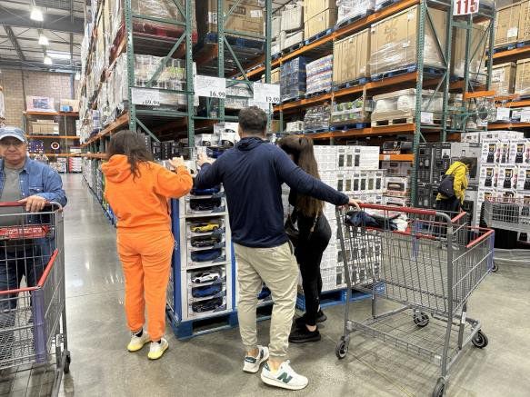 미국발 '관세 전쟁'이 본격화한 지난 3월 LA 시내 코스트코 매장에서 소비자들이 저렴한 가격에 판매되는 중국산 자동차 장난감에 관심을 보이고 있다. /사진=연합뉴스