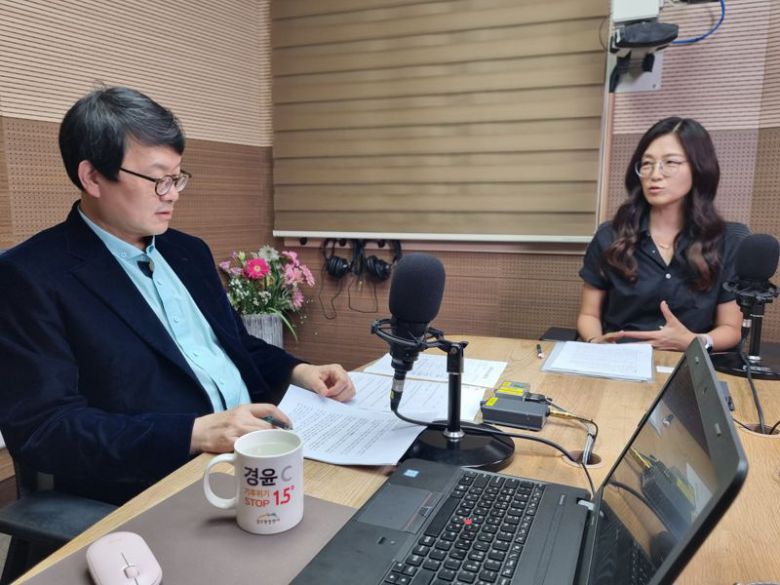 책 '그림으로 읽는 요가의 세계'의 번역자인 양경인 작가(오른쪽)가 지난 11일 서울 마포구 BBS 사옥에서 진행된 뉴스&토크 프로그램에서 불교와 요가에 대해 토론을 하고 있다. BBS 제공