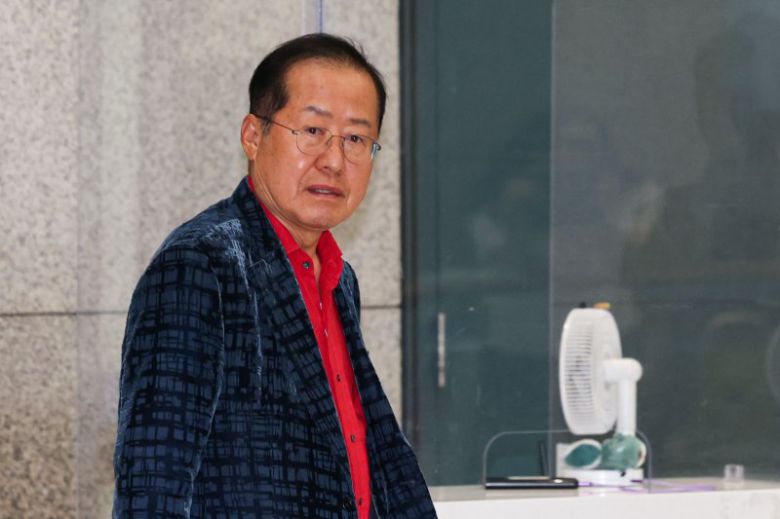 국민의힘 대선 후보 경선에서 탈락한 뒤 정계 은퇴를 선언하고 하와이에 체류했던 홍준표 전 대구시장이 17일 인천 중구 인천국제공항 제1터미널을 통해 귀국하고 있다. 2025.06.17. /사진=뉴시스